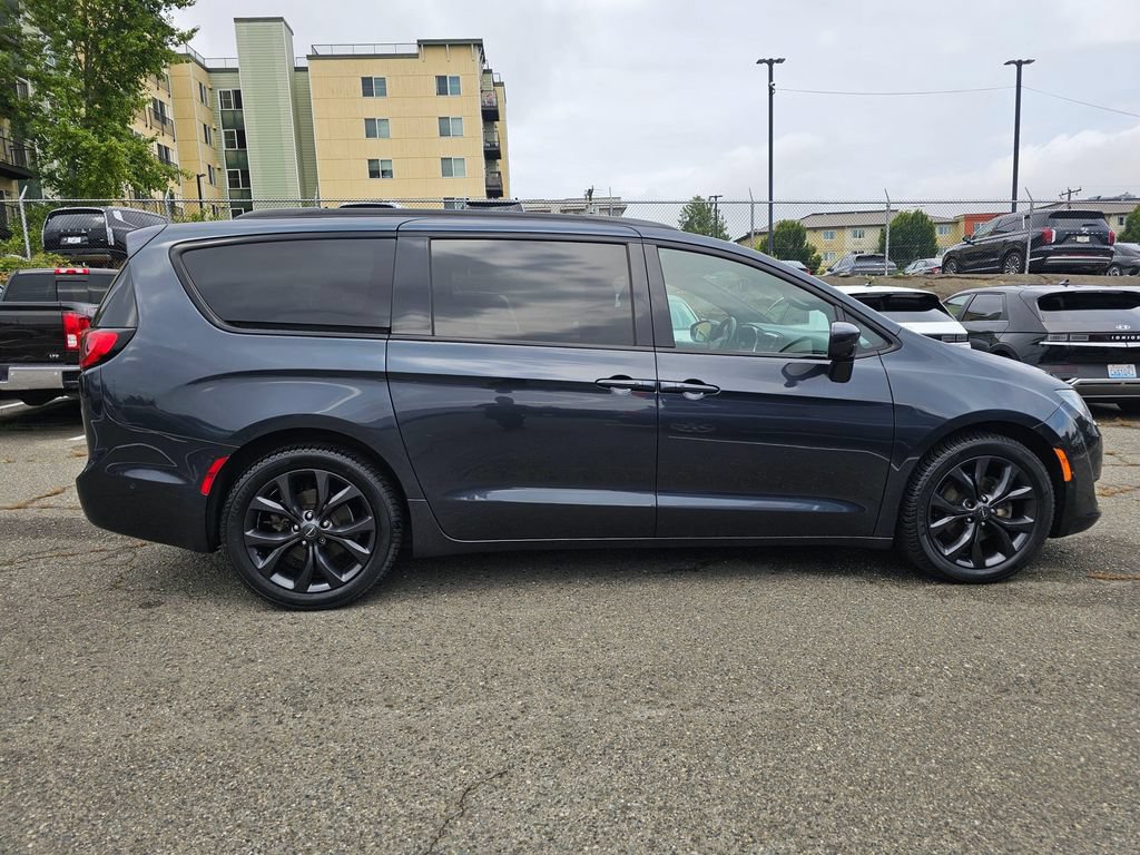 Used 2020 Chrysler Pacifica Touring-L Plus FWD image 9