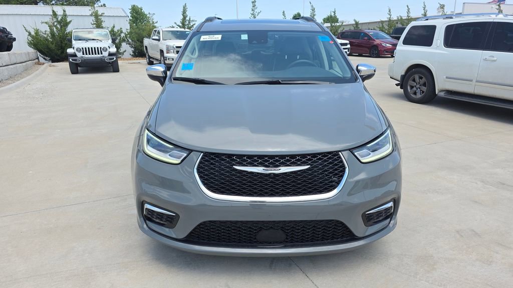 Used 2023 Chrysler Pacifica Limited FWD image 8