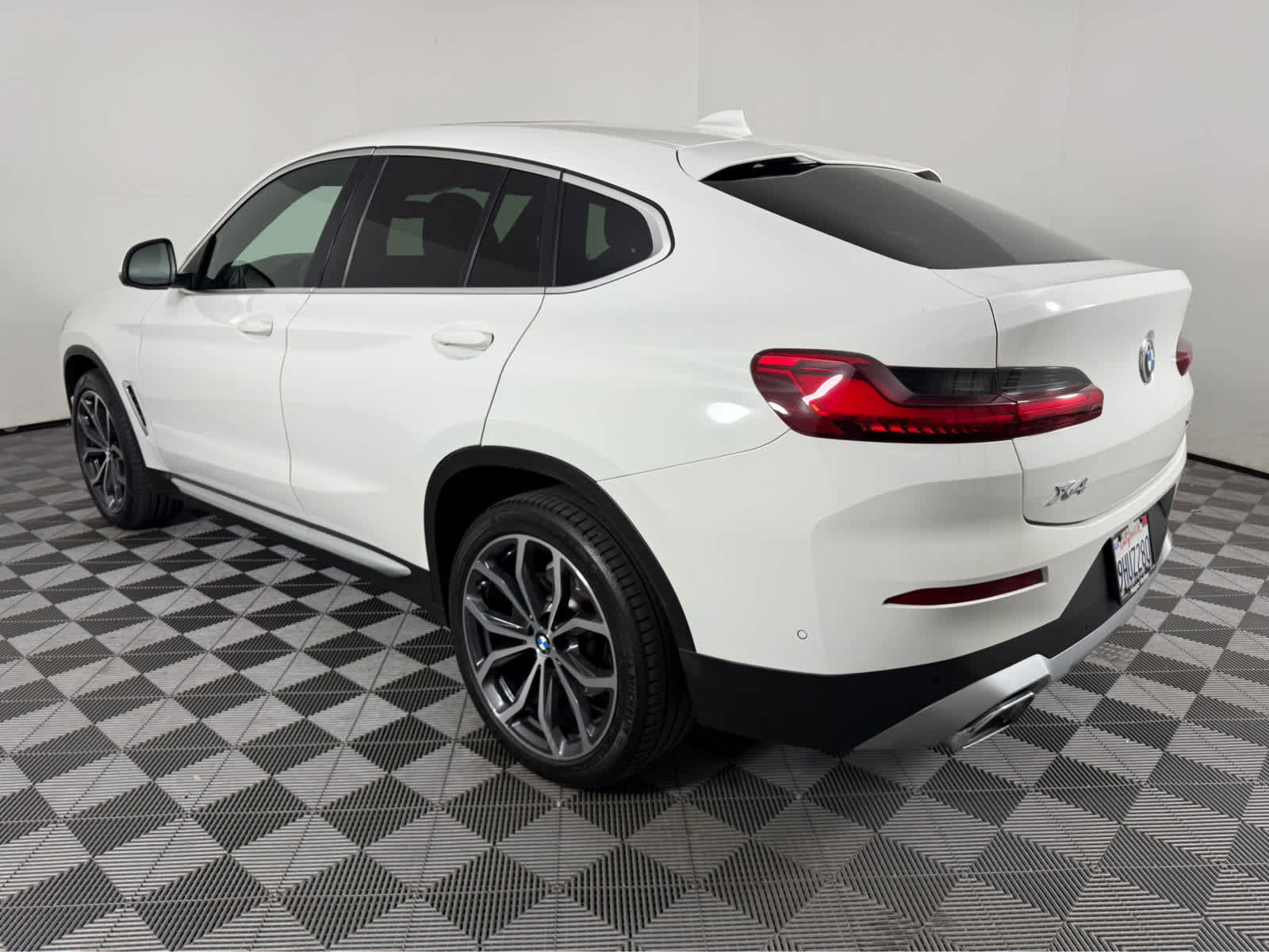 Used 2023 BMW X4 xDrive30i w/ Parking Assistance Package AWD/4WD image 5