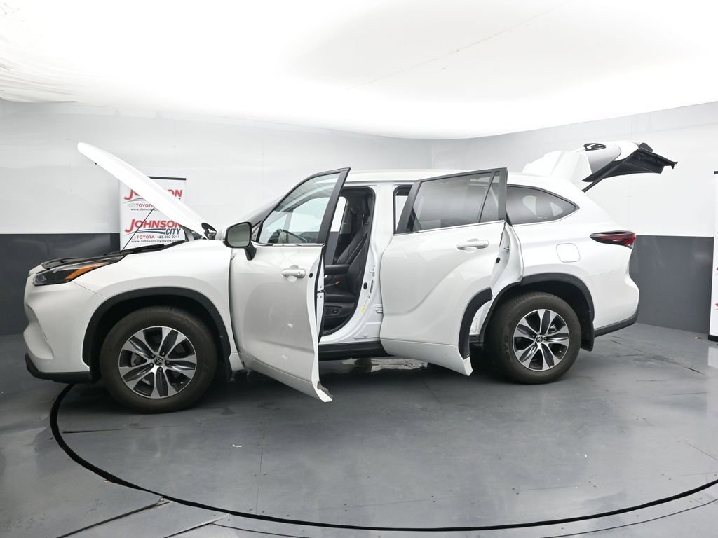 Used 2024 Toyota Highlander XLE AWD/4WD image 28