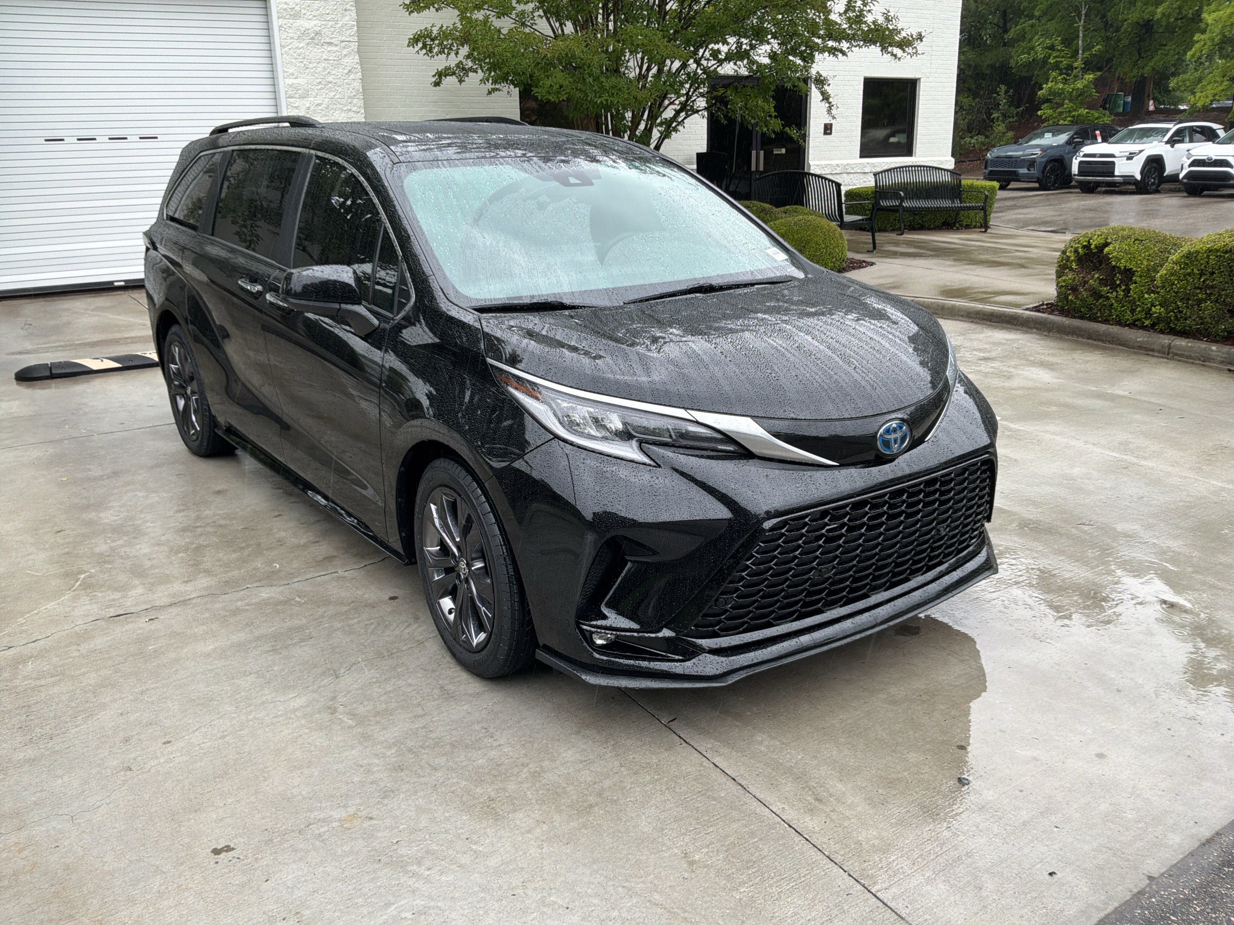 Used 2023 Toyota Sienna XSE FWD image 2