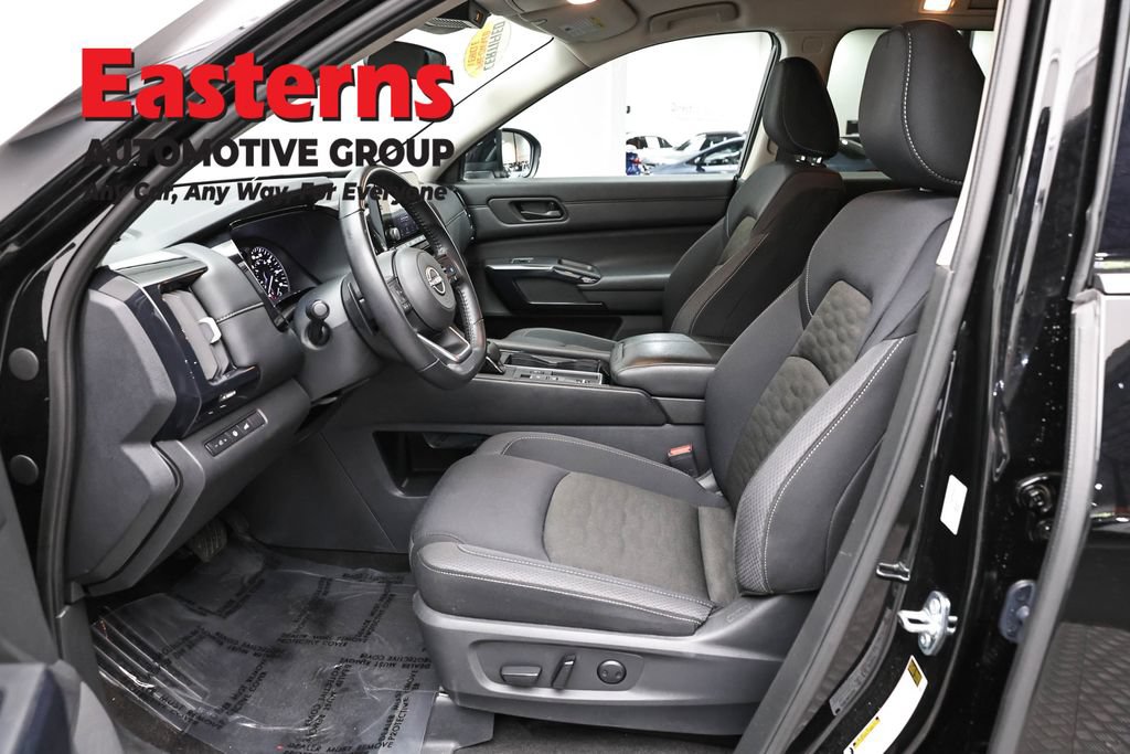 Used 2025 Nissan Pathfinder SV FWD image 14