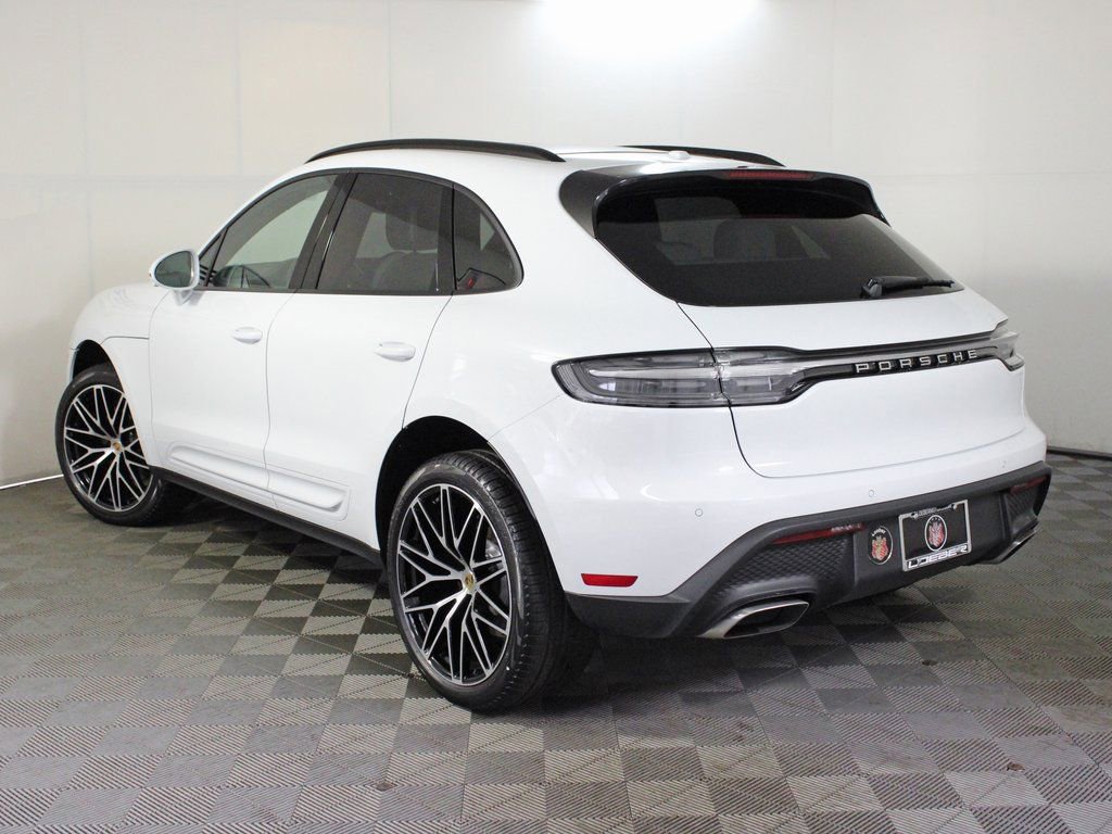 Certified 2025 Porsche Macan image 3