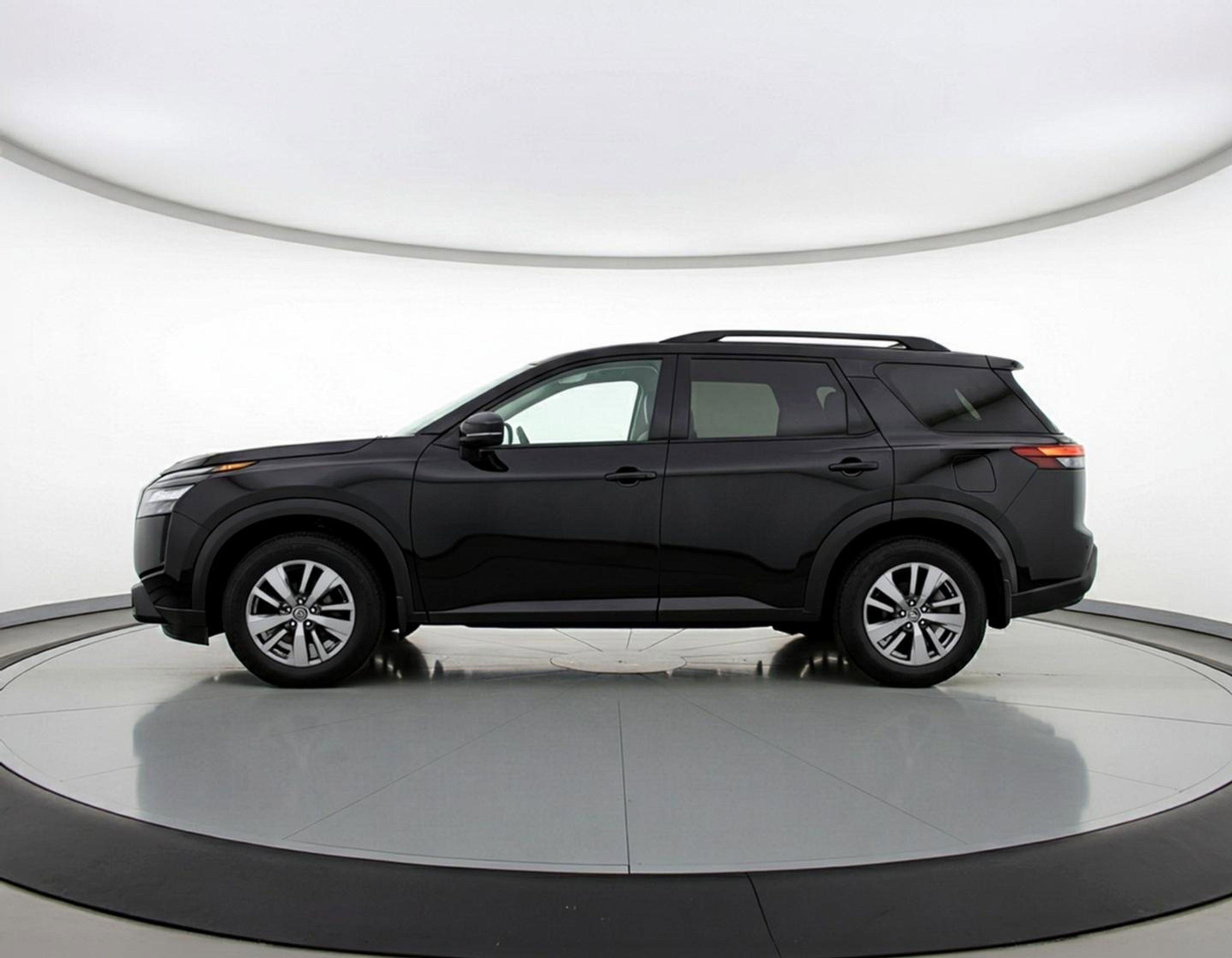 Used 2025 Nissan Pathfinder SV image 5