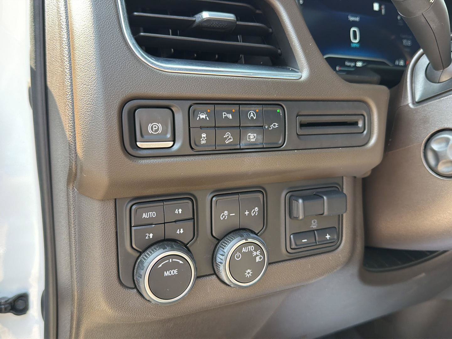 Used 2022 Chevrolet Tahoe Z71 w/ Luxury Package AWD/4WD image 29
