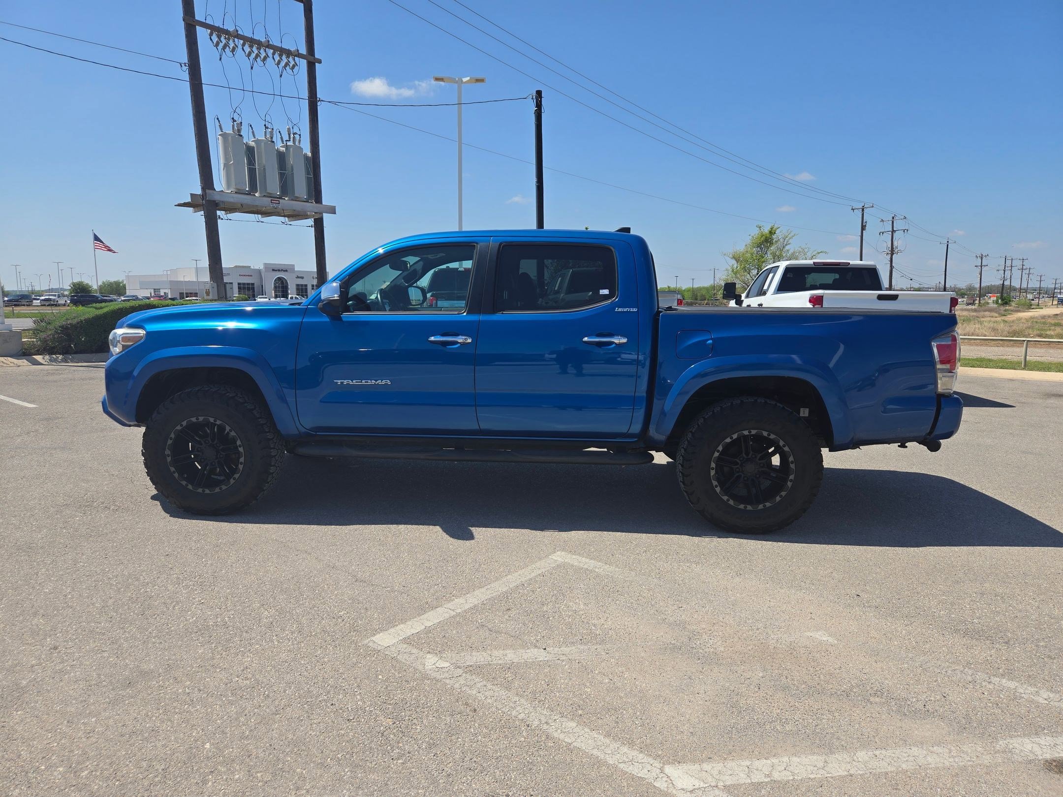 Used 2016 Toyota Tacoma Limited w/ Towing Package image 6