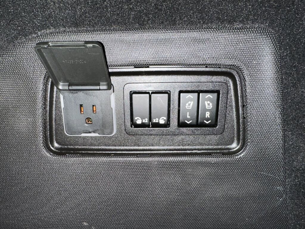 Certified 2023 Cadillac Escalade Sport Platinum w/ LPO, ONYX Package image 32