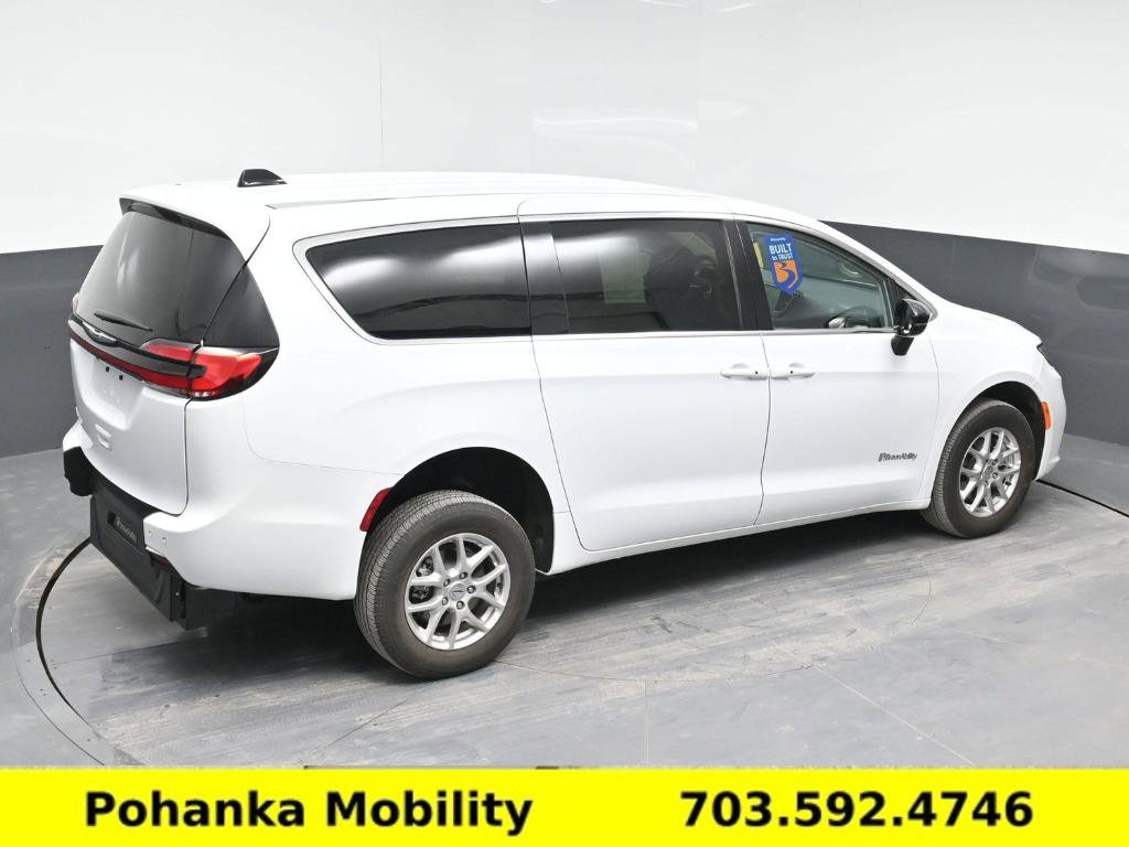 Used 2024 Chrysler Pacifica Touring-L image 21