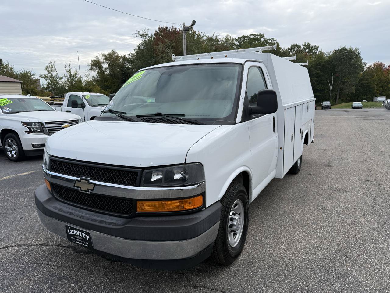 Used 2017 Chevrolet Express 3500 RWD image 2