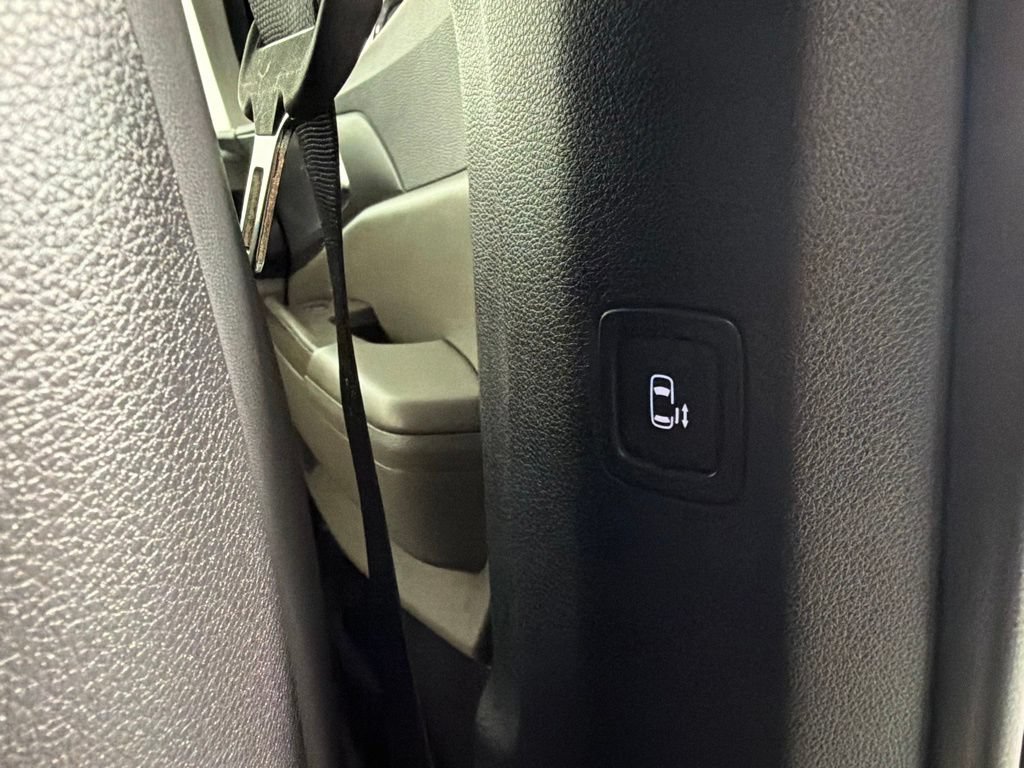 Used 2025 Kia Carnival EX FWD image 35