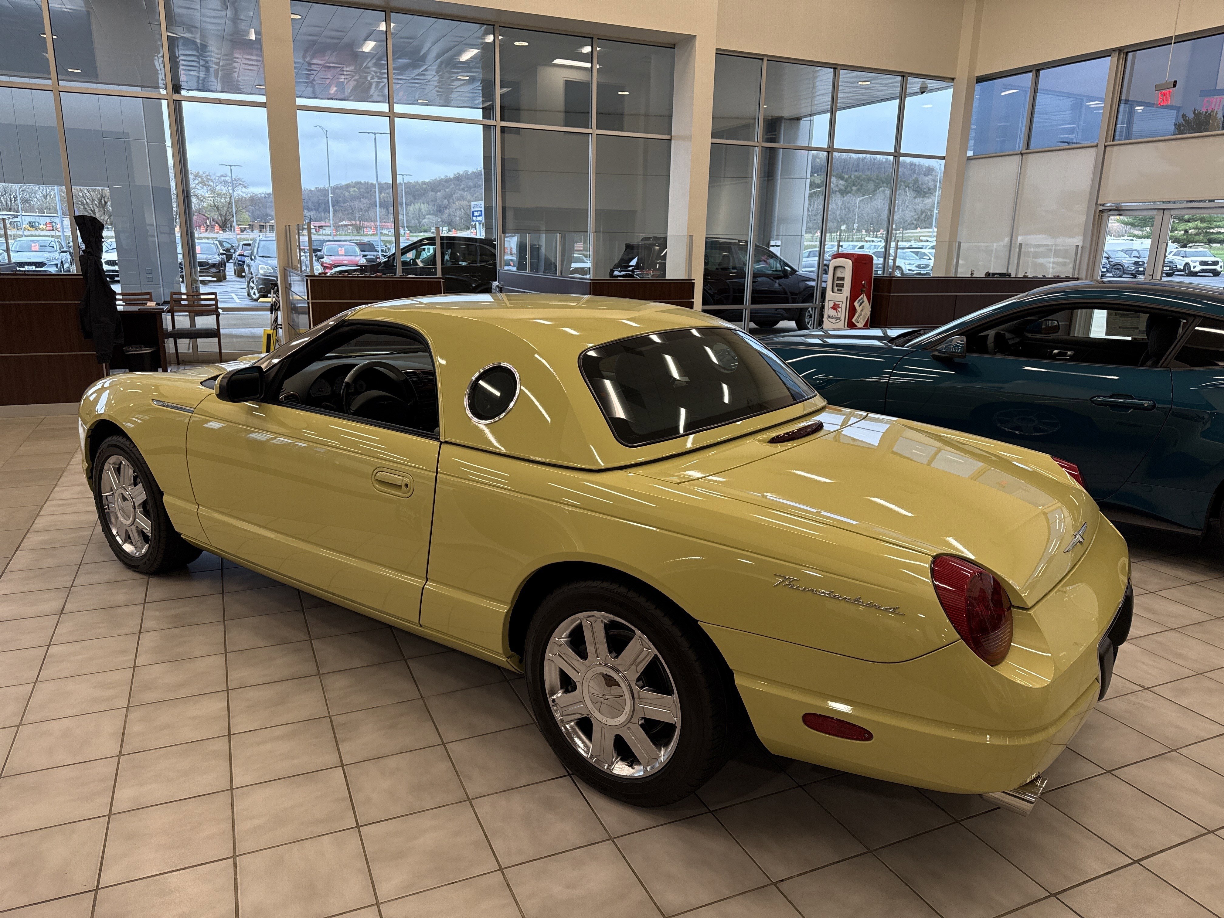 Used 2005 Ford Thunderbird image 2