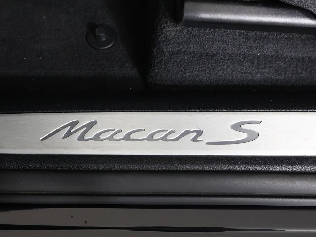 Certified 2025 Porsche Macan S w/ Premium Package Plus AWD/4WD image 18