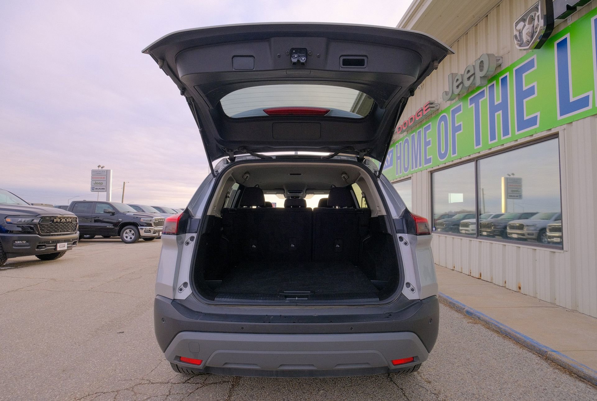 Used 2023 Nissan Rogue SV image 22