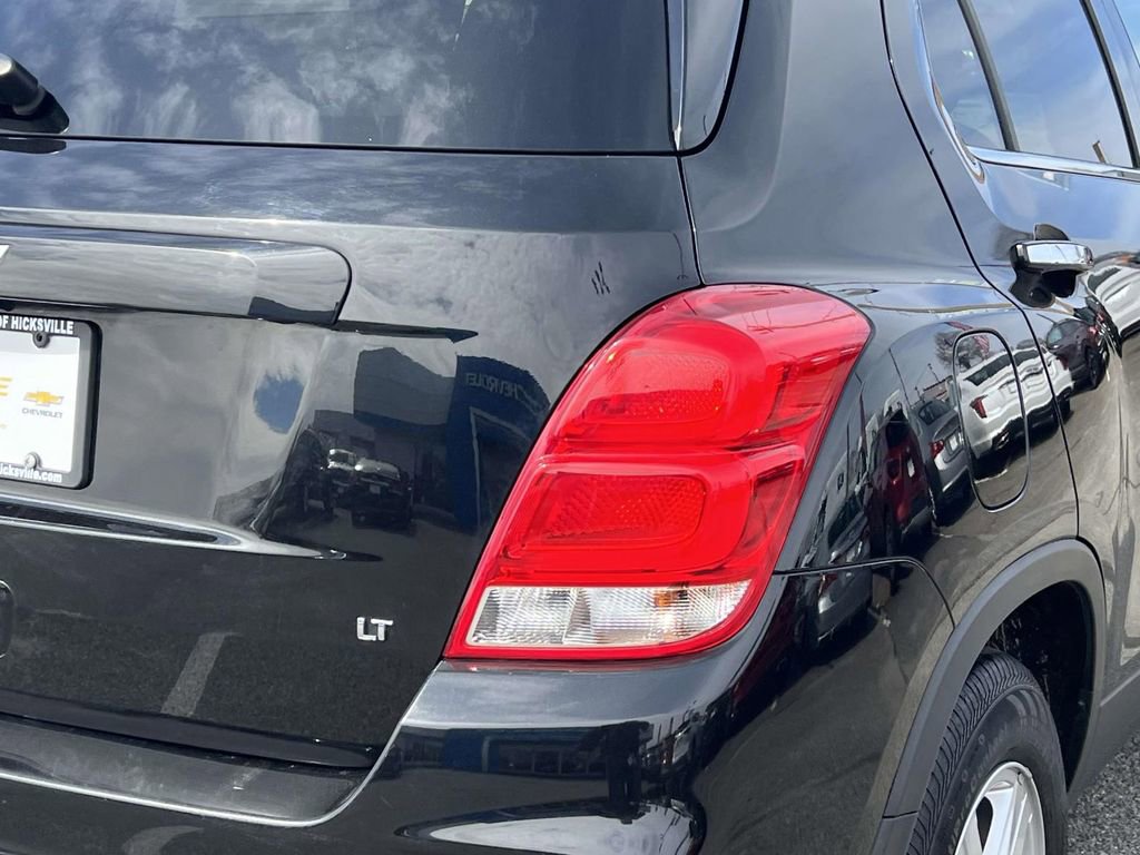Used 2020 Chevrolet Trax LT w/ LT Convenience Package FWD image 9