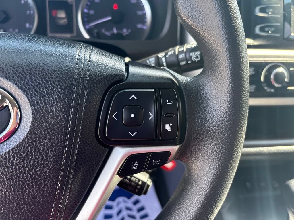 Used 2019 Toyota Highlander LE AWD/4WD image 18