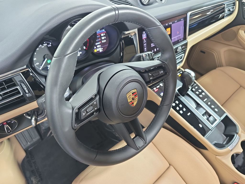 Certified 2025 Porsche Macan AWD/4WD image 4