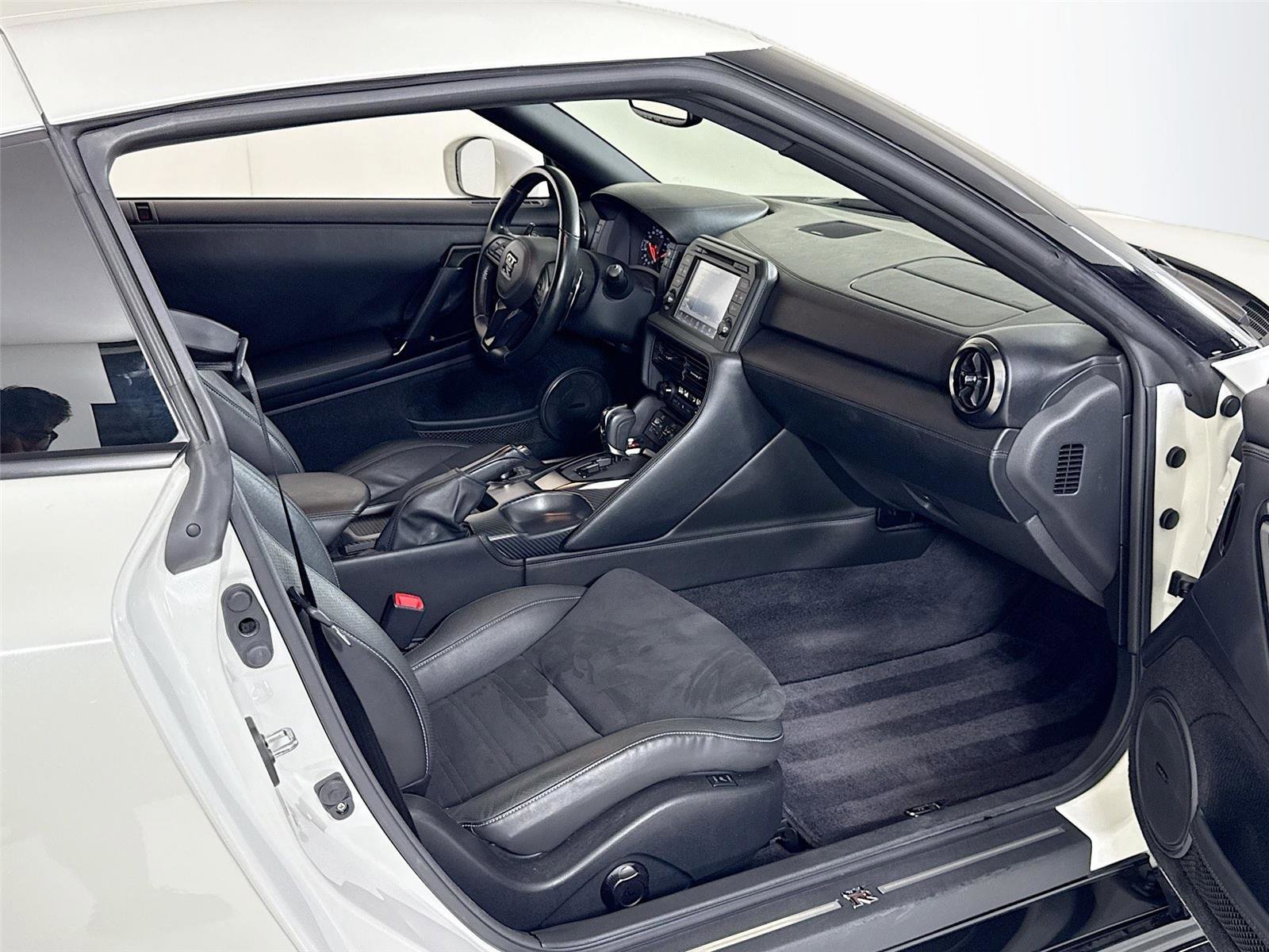 Used 2020 Nissan GT-R Premium image 26