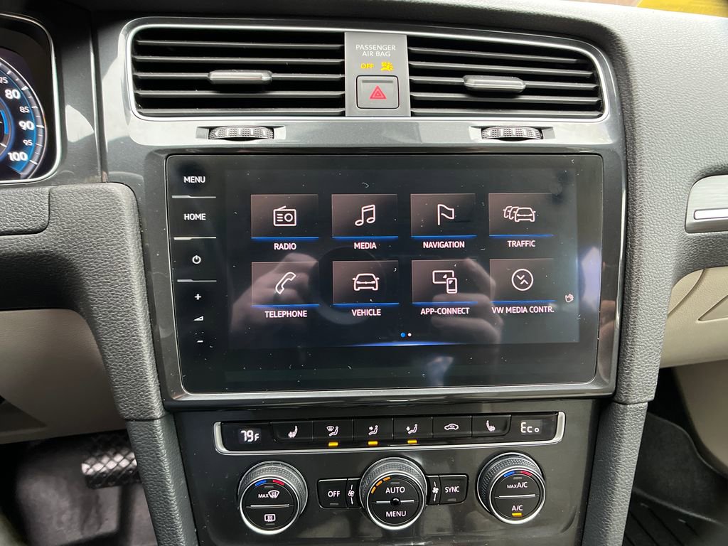Used 2019 Volkswagen e-Golf SEL Premium image 17