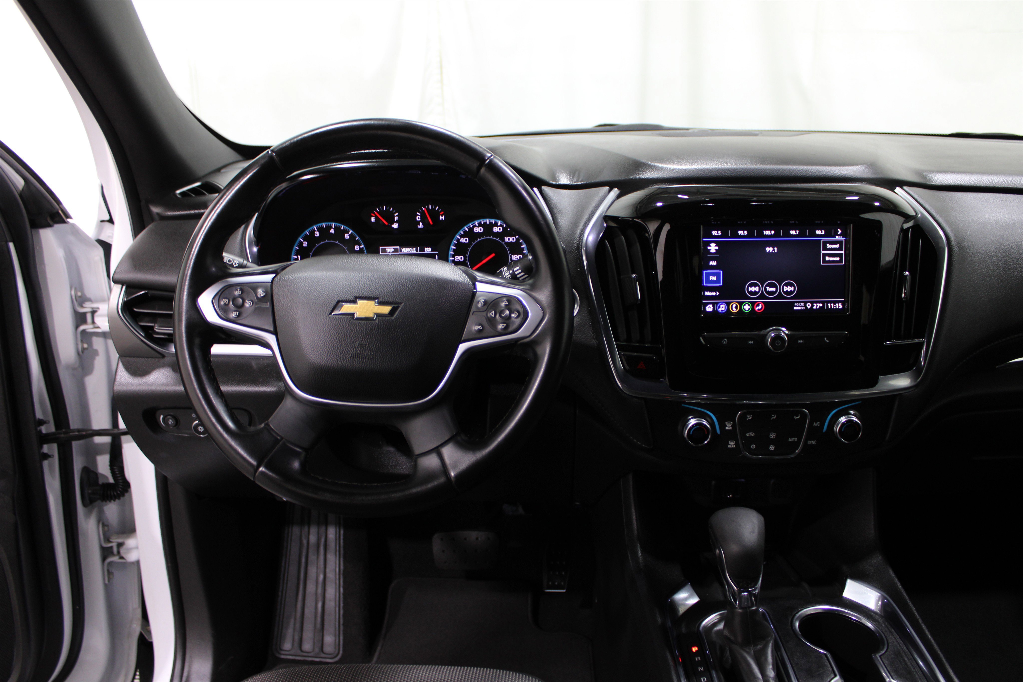 Used 2023 Chevrolet Traverse LT image 2