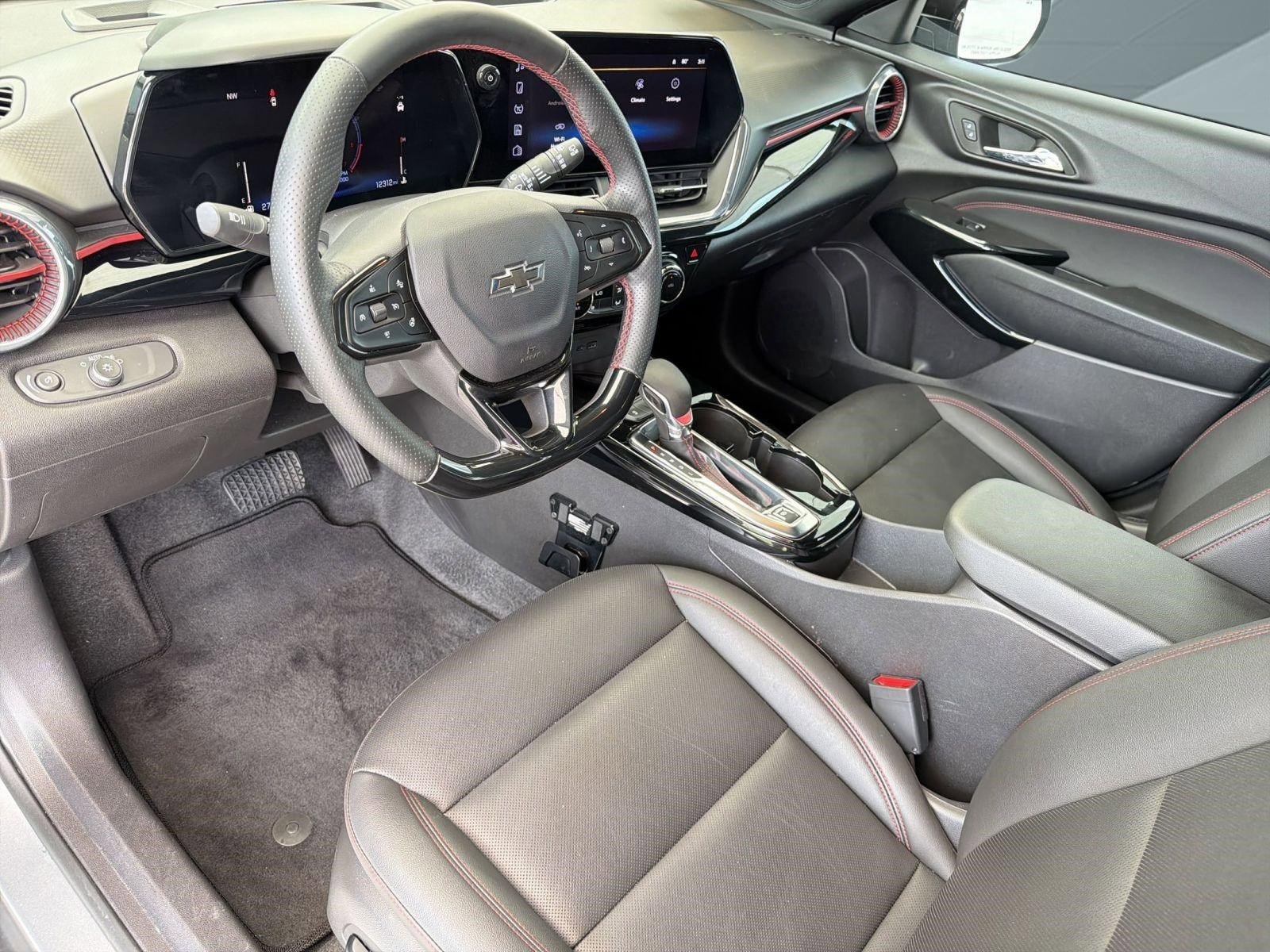 Certified 2025 Chevrolet Trax RS w/ Sunroof Package FWD image 4