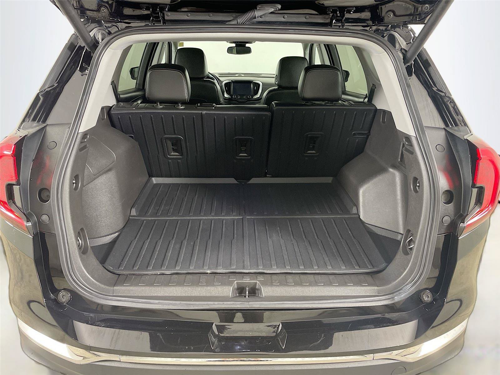 Used 2024 GMC Terrain SLT AWD/4WD image 24
