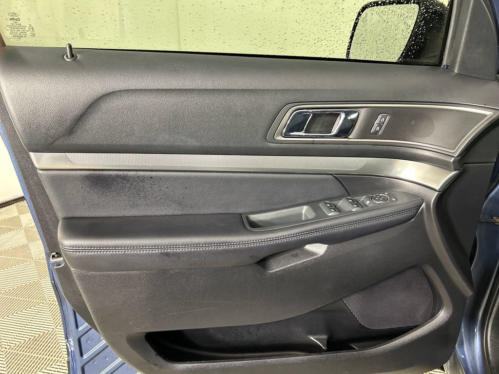 Used 2018 Ford Explorer XLT w/ Equipment Group 202A FWD image 11