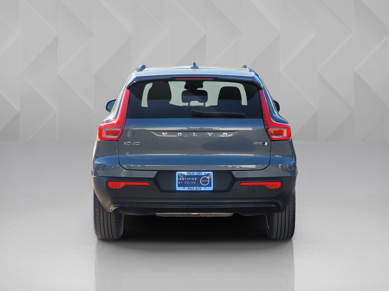 Certified 2023 Volvo XC40 B5 Plus w/ Protection Package Premier image 5