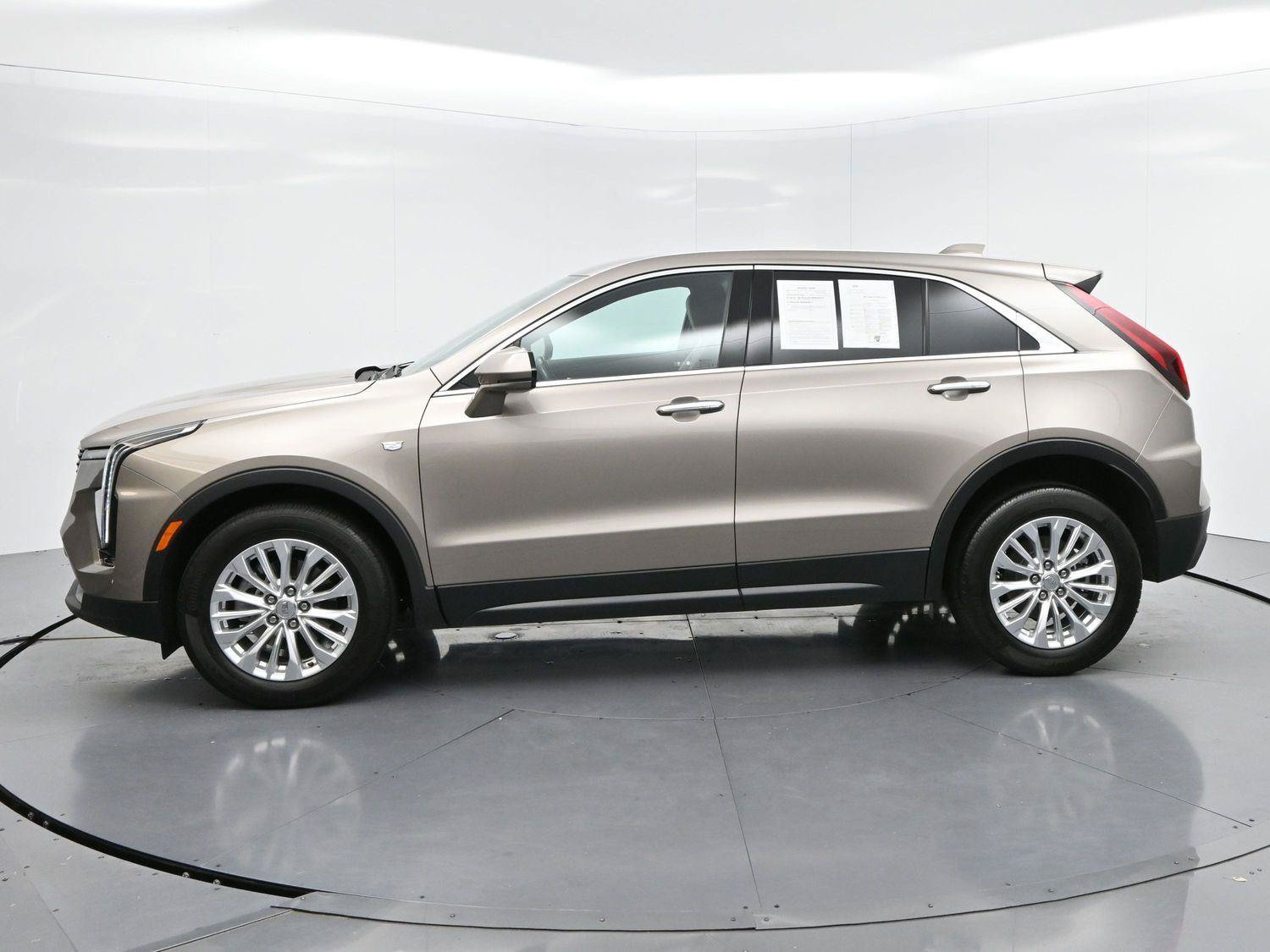 Certified 2024 Cadillac XT4 Luxury w/ Cold Weather Package FWD image 4