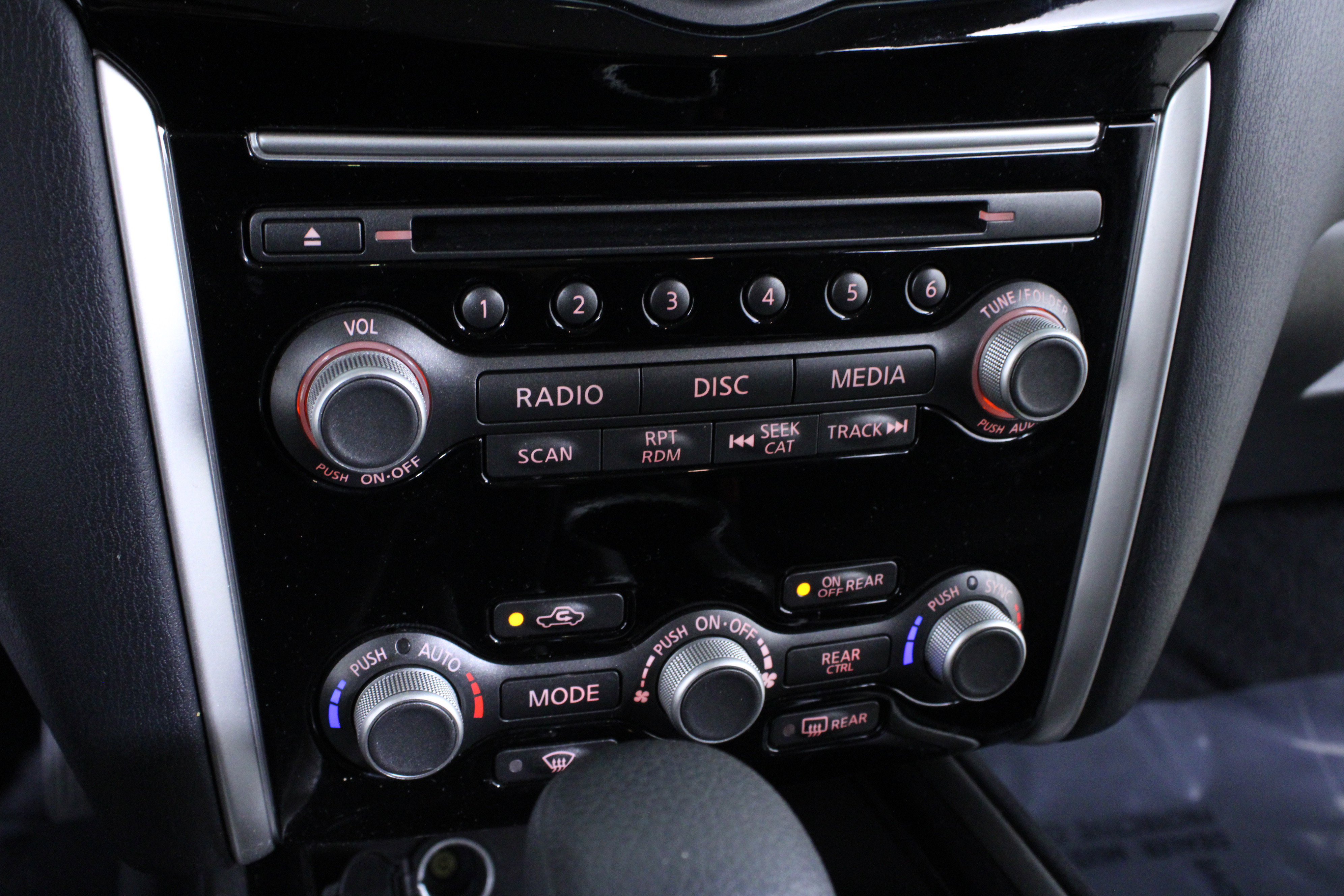 Used 2020 Nissan Pathfinder S image 28