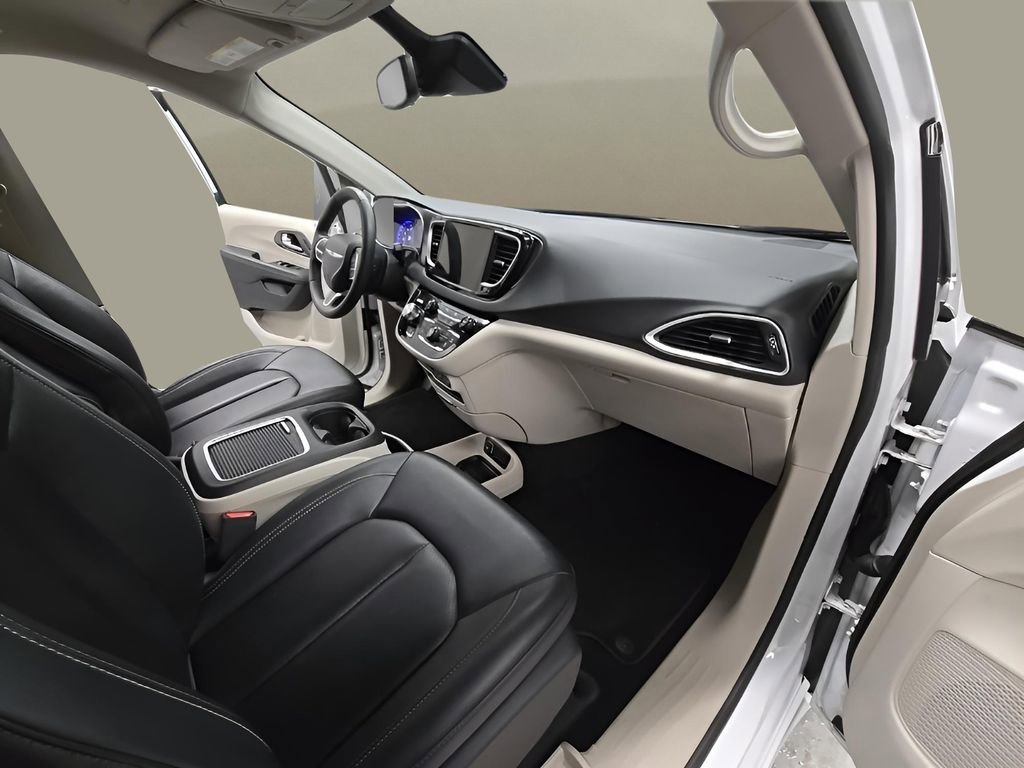 Used 2024 Chrysler Pacifica Touring-L image 20