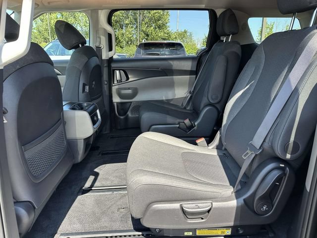 Used 2025 Kia Carnival LX FWD image 17