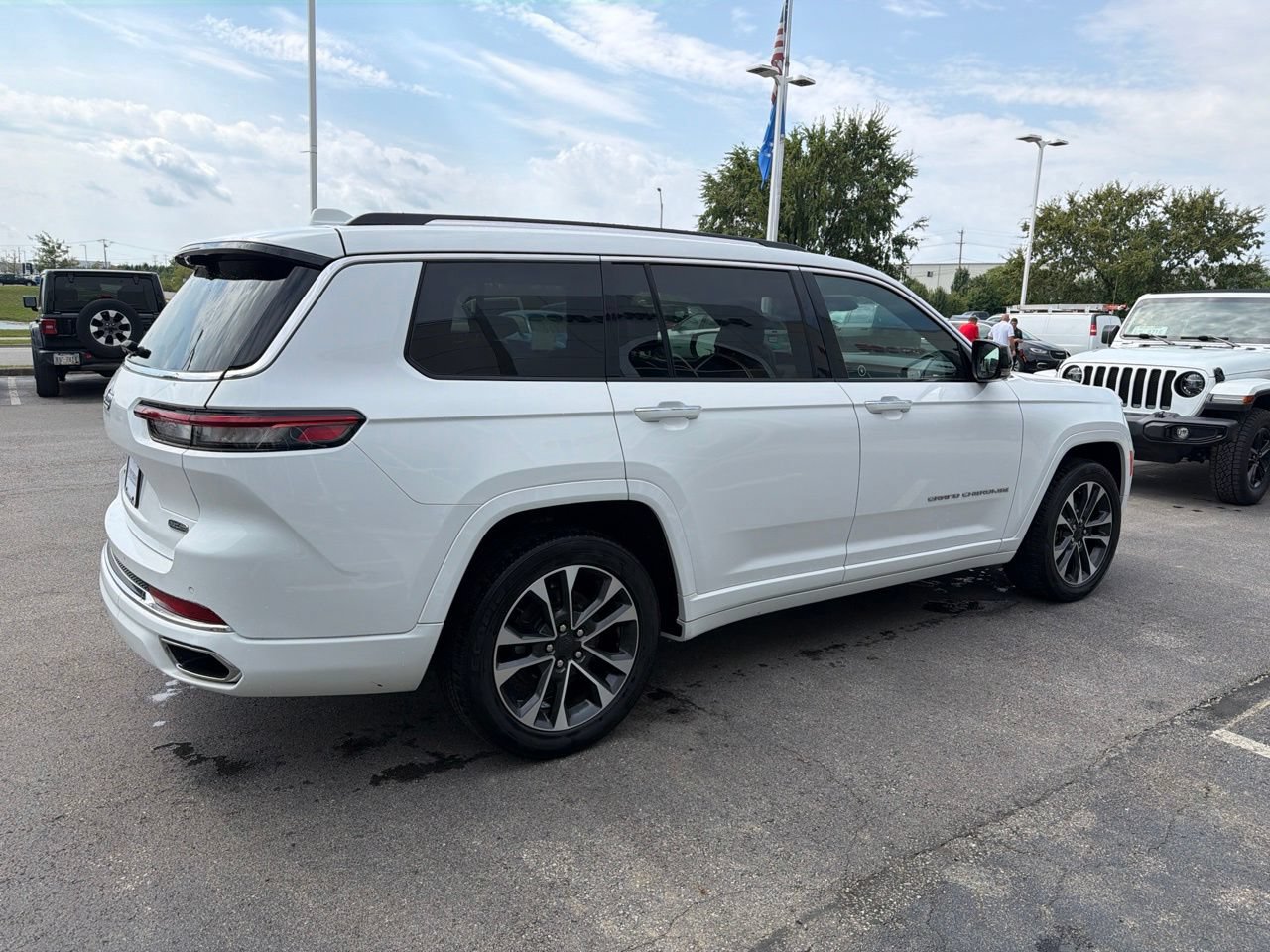Used 2022 Jeep Grand Cherokee L Overland w/ Advanced Protech Group III AWD/4WD image 10