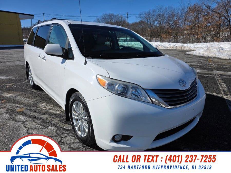 Used 2013 Toyota Sienna XLE w/ Entertainment Pkg image 7