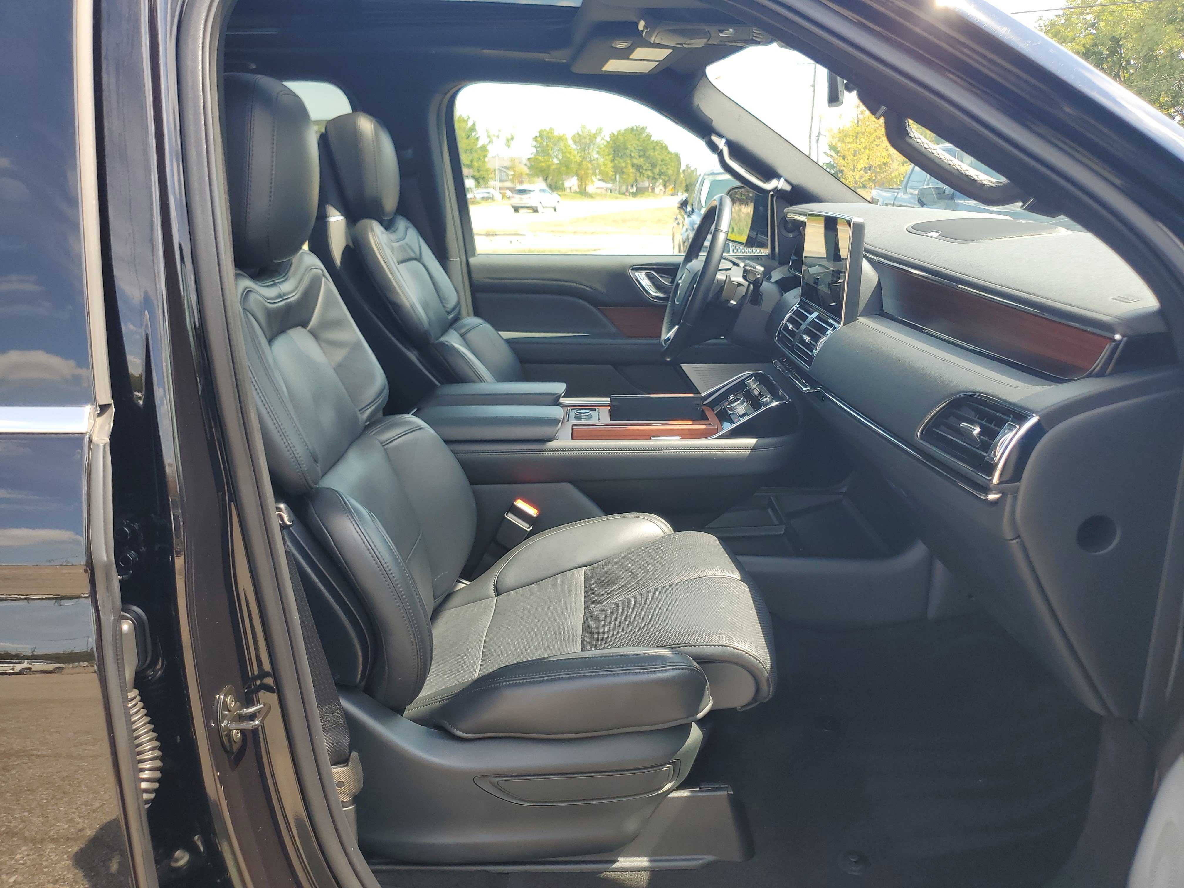 Certified 2023 Lincoln Navigator Reserve AWD/4WD image 9