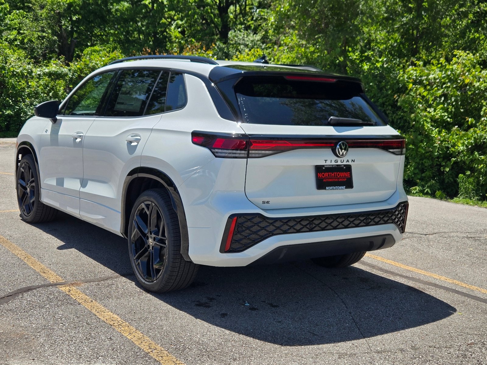 New 2026 Volkswagen Tiguan SE R-Line FWD image 3