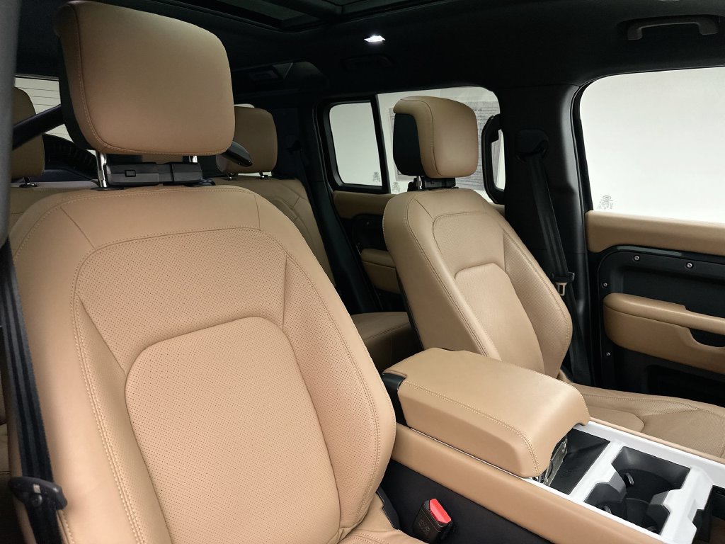 Used 2025 Land Rover Defender 110 X-Dynamic SE AWD/4WD image 18