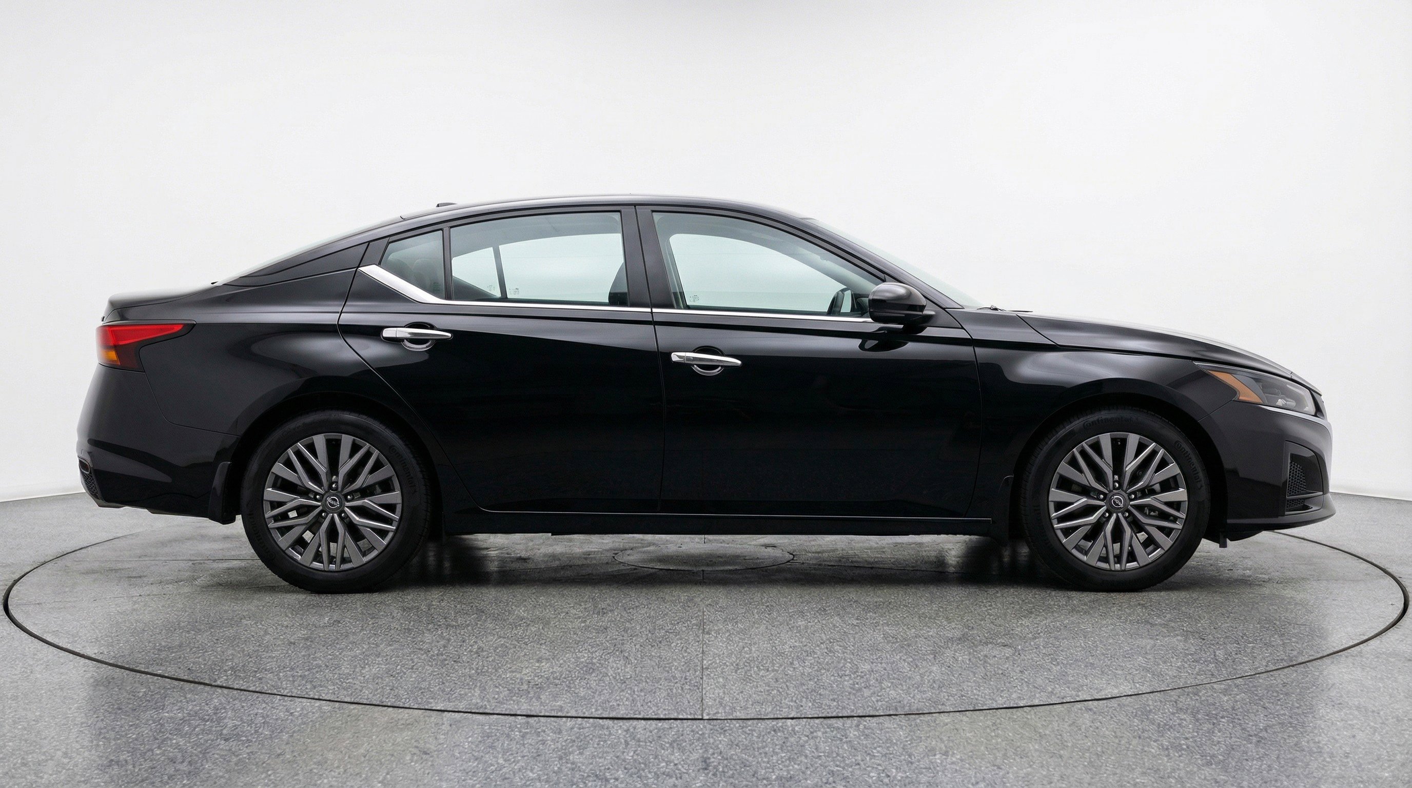 Used 2025 Nissan Altima 2.5 SV FWD image 11