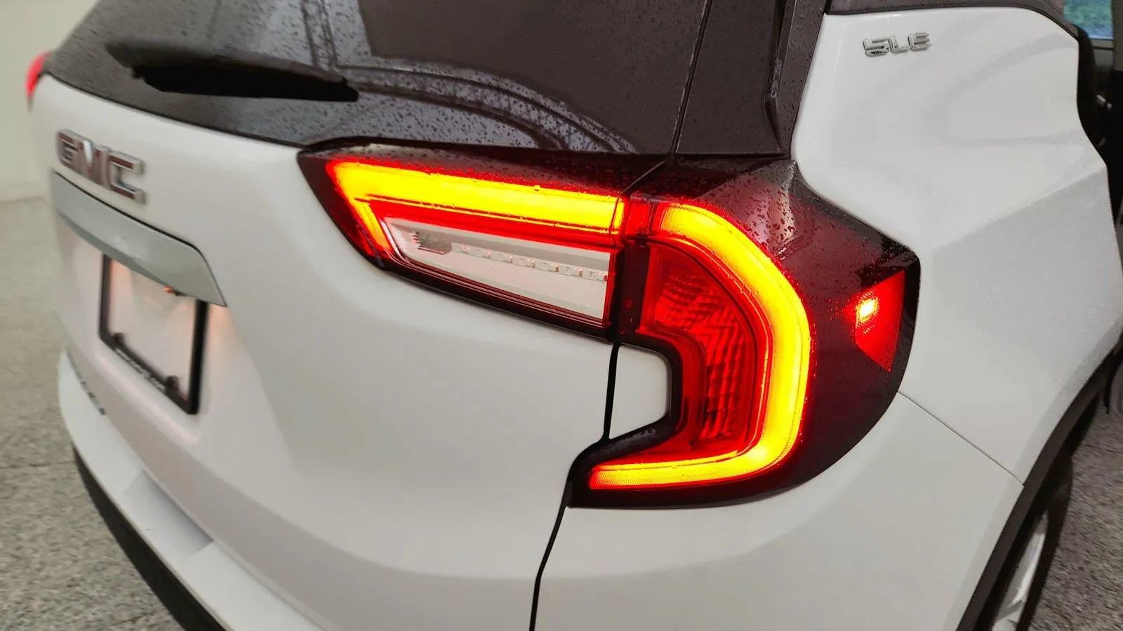 Used 2024 GMC Terrain SLE w/ Driver Convenience Package FWD image 34