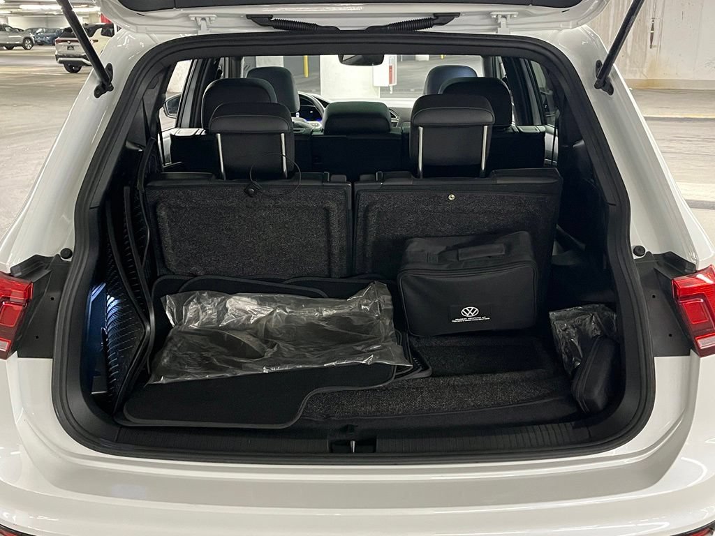 Certified 2023 Volkswagen Tiguan SE R-Line FWD image 38