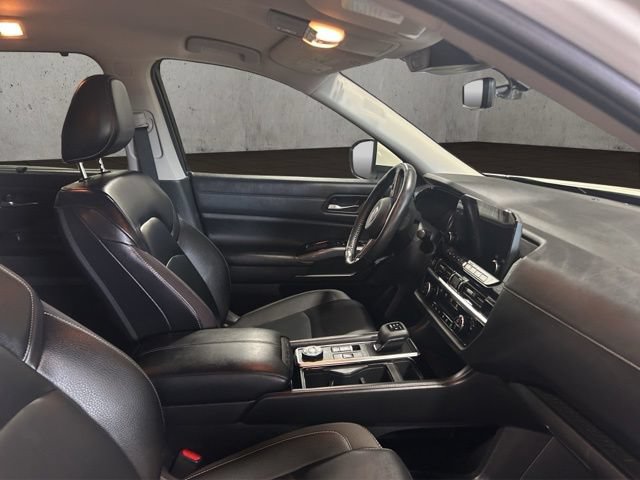 Used 2023 Nissan Pathfinder SL AWD/4WD image 17