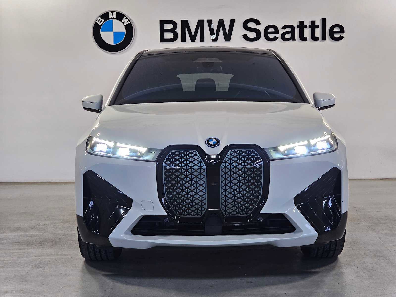 Used 2024 BMW iX xDrive50 w/ Premium Package image 6