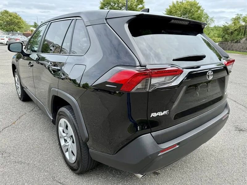 Used 2022 Toyota RAV4 LE image 8