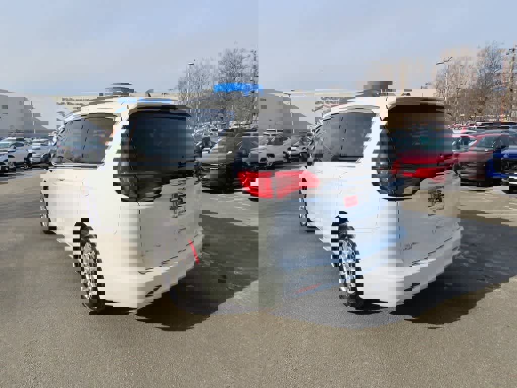 Used 2021 Chrysler Voyager Lxi image 4