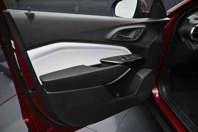 Used 2025 Chevrolet Trax LT FWD image 13