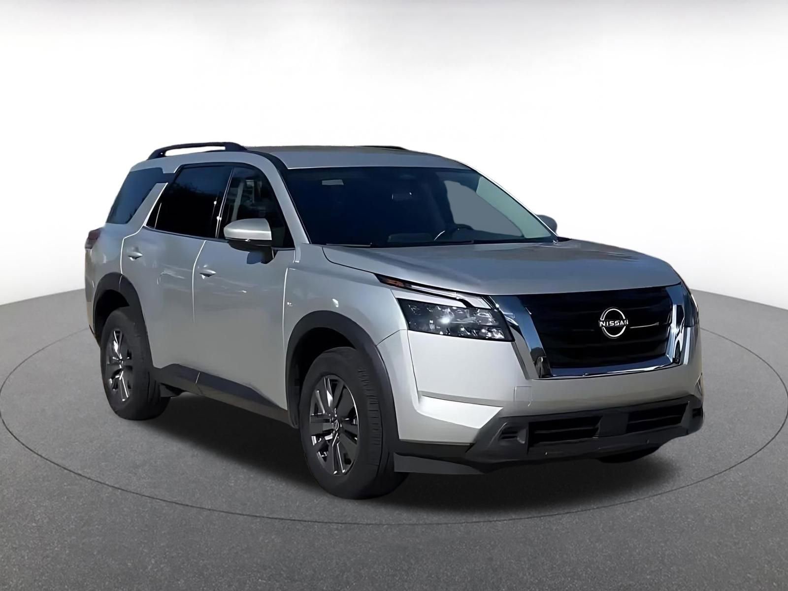 Used 2025 Nissan Pathfinder SV image 3
