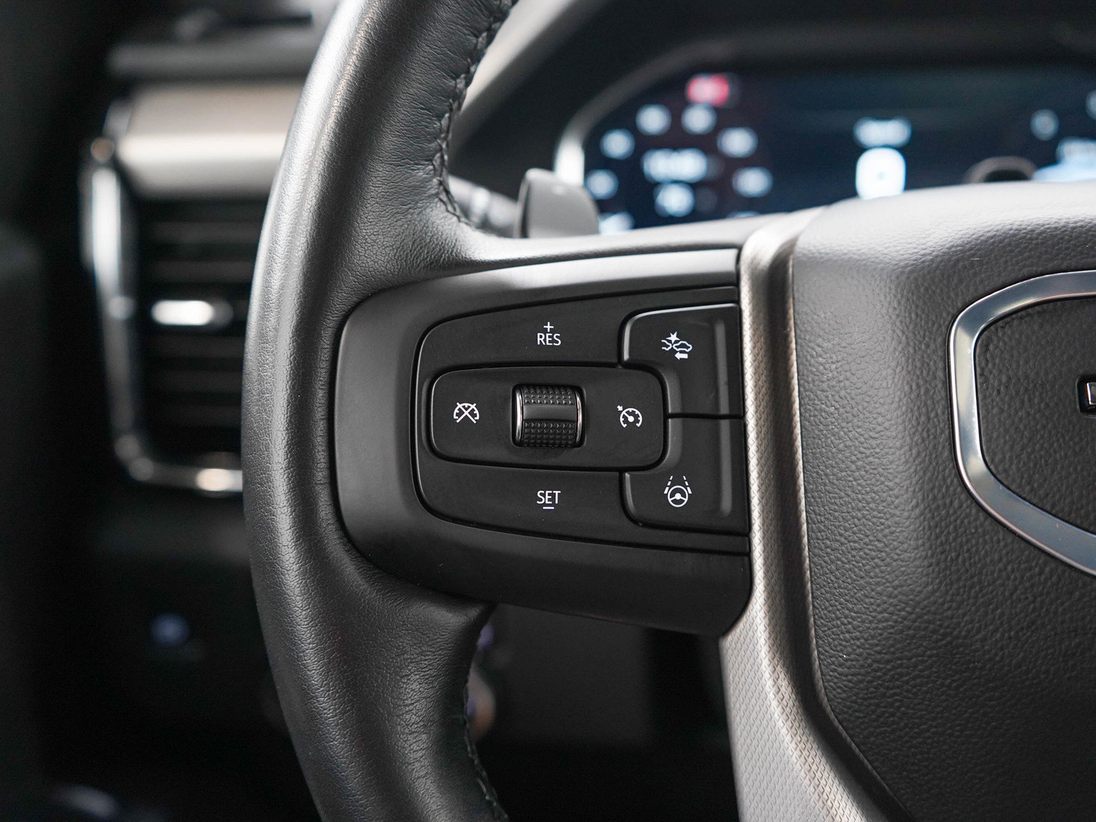 Used 2025 GMC Sierra 1500 Denali w/ Technology Package AWD/4WD image 26