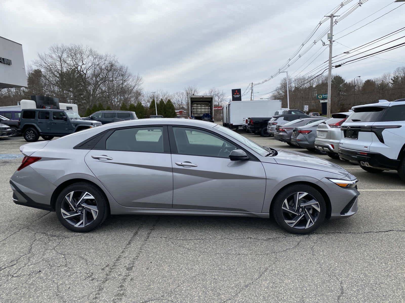 Used 2025 Hyundai Elantra Sport FWD image 2