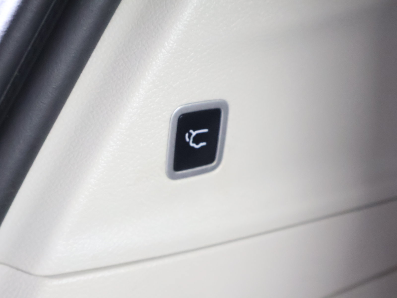 Used 2023 Chrysler Voyager LX FWD image 13