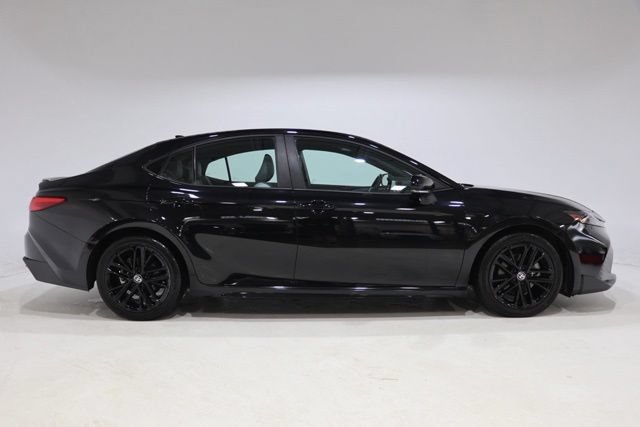 Used 2025 Toyota Camry SE FWD image 9