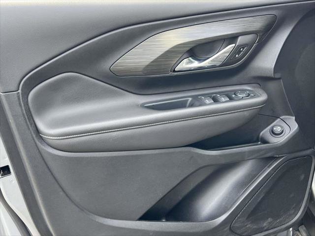 Used 2023 GMC Terrain SLE w/ Driver Convenience Package image 16